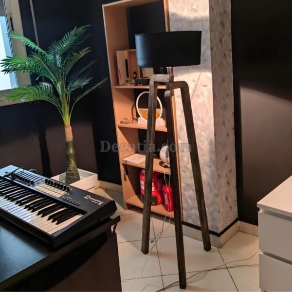 ⁦مصباح أرضي باللون الأسود بثلاث قوائم من الخشب الطبيعي وغلاف أسود.⁩ - الصورة ⁦4⁩