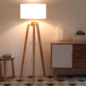 💡 مصباح أرضي أنيق بتصميم خشبي طبيعي، غطاء أبيض ناصع، يضفي جمالًا وإضاءة دافئة إلى أي غرفة.