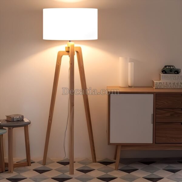 💡 مصباح أرضي أنيق بتصميم خشبي طبيعي، غطاء أبيض ناصع، يضفي جمالًا وإضاءة دافئة إلى أي غرفة.