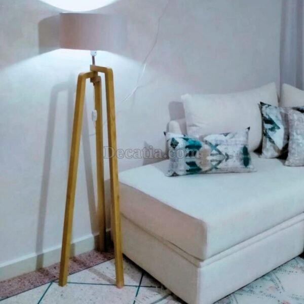 ⁦💡 مصباح أرضي أنيق بتصميم خشبي طبيعي، غطاء أبيض ناصع، يضفي جمالًا وإضاءة دافئة إلى أي غرفة.⁩ - الصورة ⁦5⁩