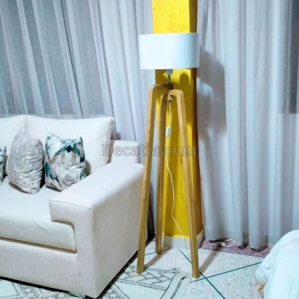 ⁦💡 مصباح أرضي أنيق بتصميم خشبي طبيعي، غطاء أبيض ناصع، يضفي جمالًا وإضاءة دافئة إلى أي غرفة.⁩ - الصورة ⁦4⁩