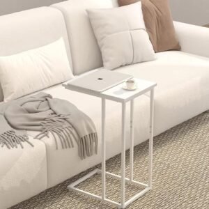 طاولة جانبية بيضاء على شكل حرف C – تصميم ذكي للمساحات الصغيرة في غرفة المعيشة أو بجانب السرير