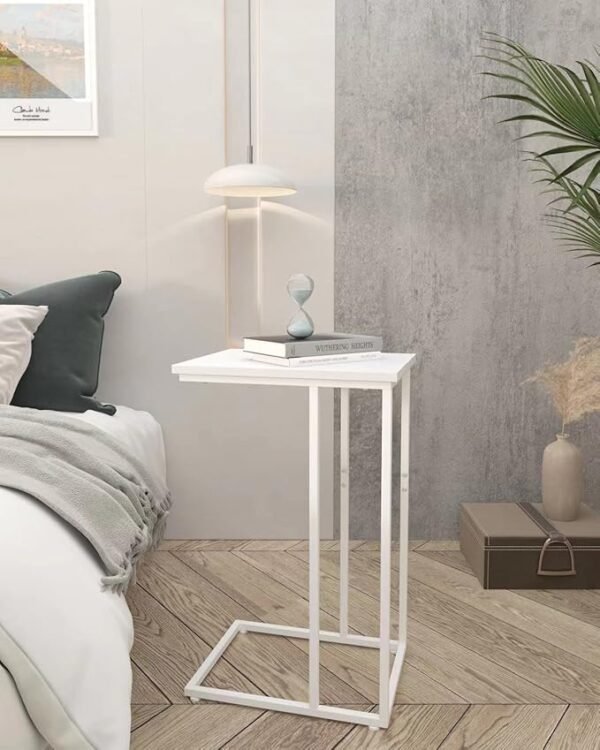 ⁦طاولة جانبية بيضاء على شكل حرف C – تصميم ذكي للمساحات الصغيرة في غرفة المعيشة أو بجانب السرير⁩ - الصورة ⁦5⁩