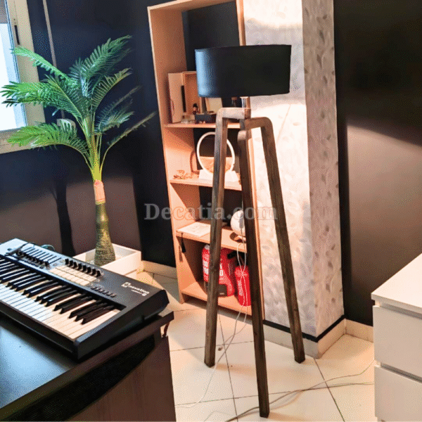 مصباح أرضي باللون الأسود بثلاث قوائم من الخشب الطبيعي وغلاف أسود , lampadaire